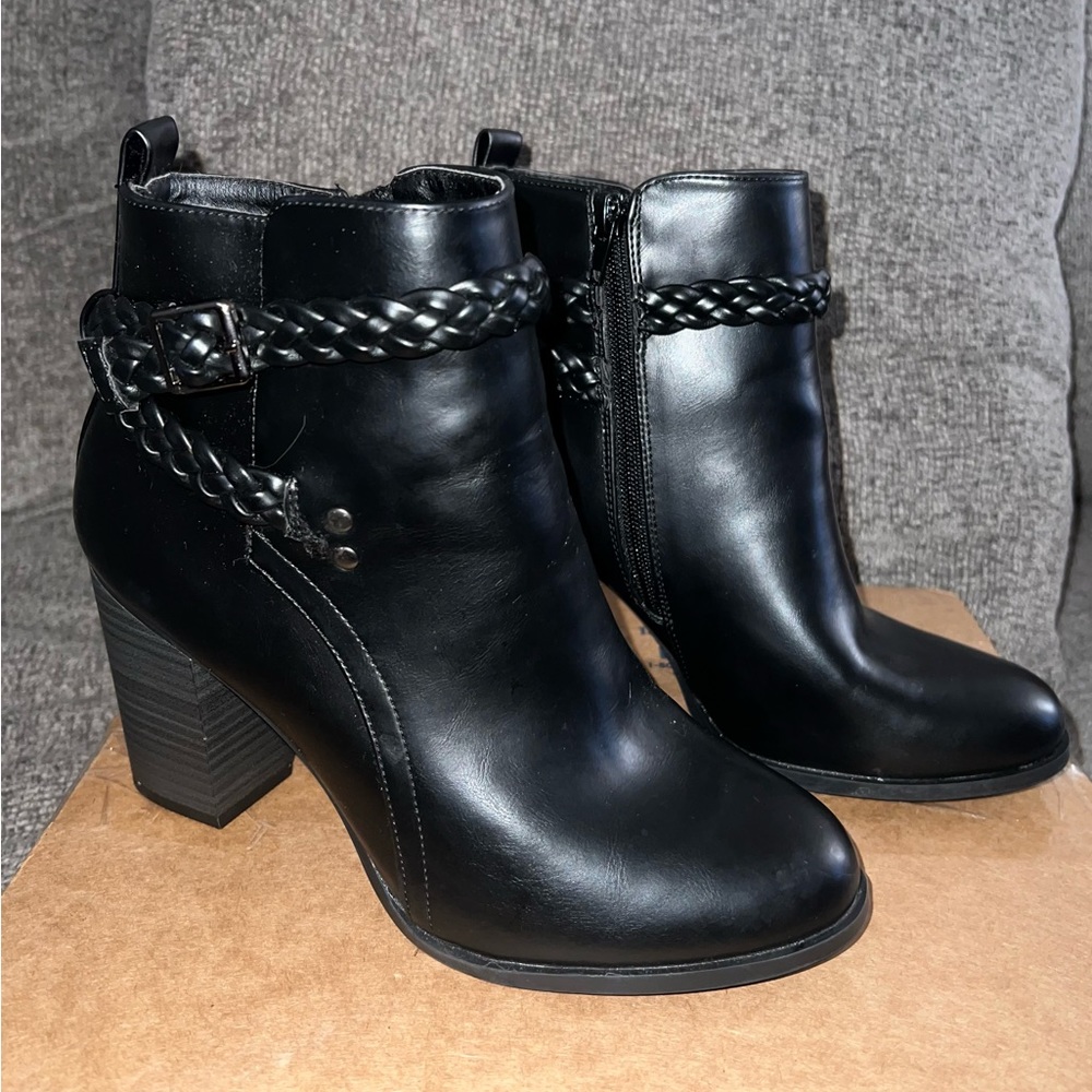 American Eagle Black Faux Leather Booties Heels Size 7 1/2